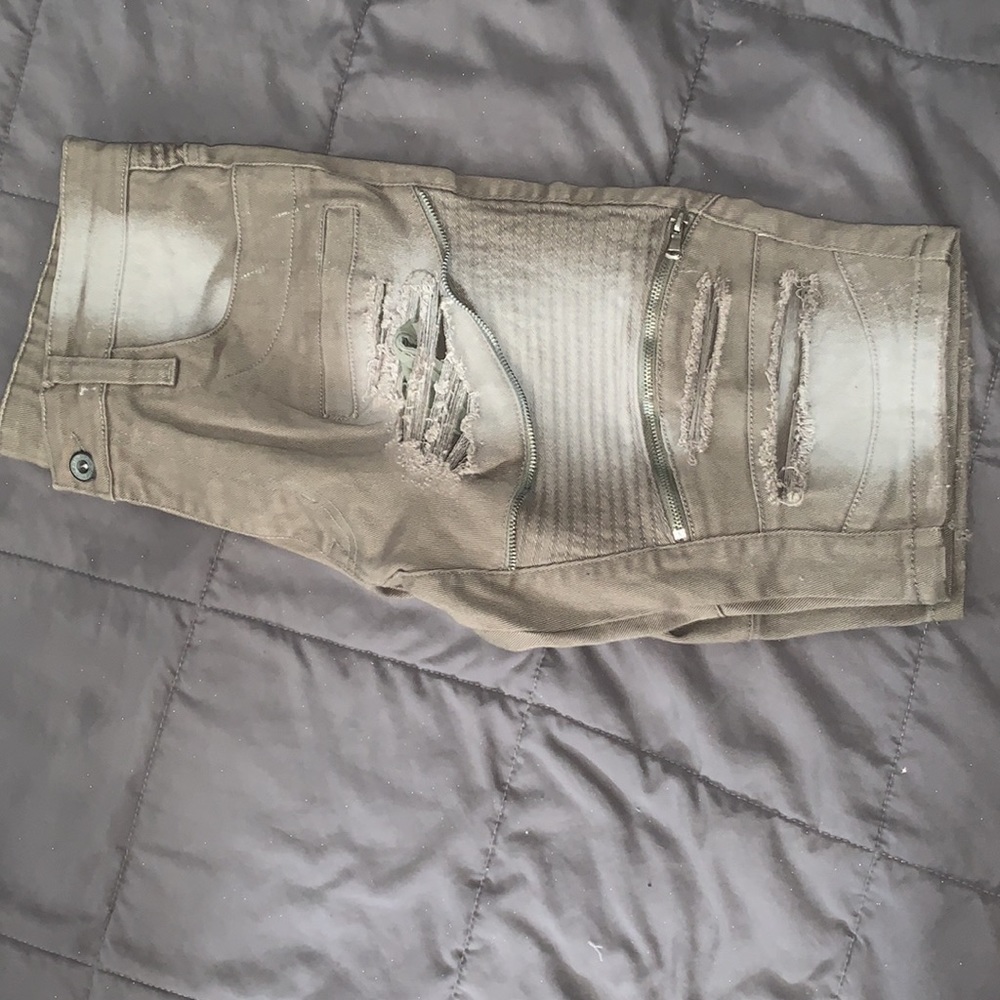 Shorts - Picture 3 of 4